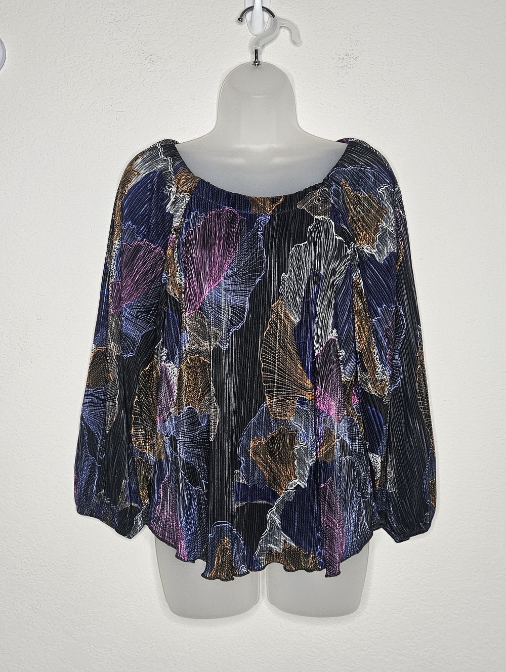 Chico’s Pleated Floral Blouse Size 2 Large Abstract Print Boho Flowy Top Silky